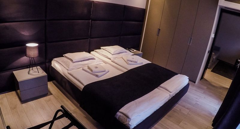 Family Apartman s balkónem pro 4 os. se 2 ložnicemi - Sóház Panzió és Apartmanház Szolnok ****, foto 1