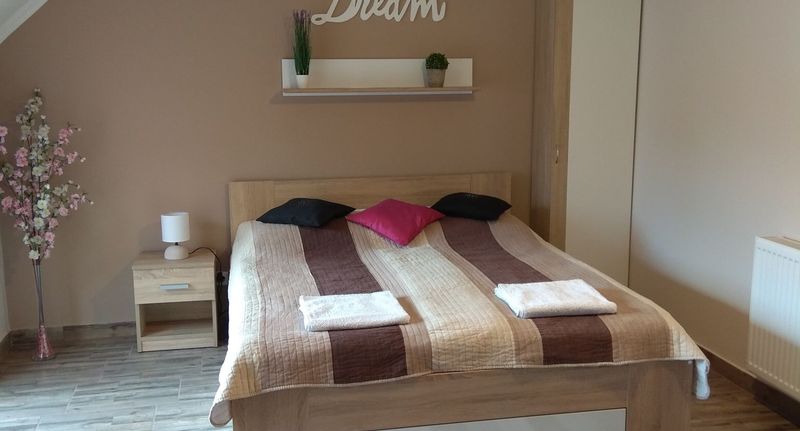 Apartman s balkónem s manželskou postelí s 1 ložnicí na poschodí - Álom Apartman Hajdúszoboszló, foto 1