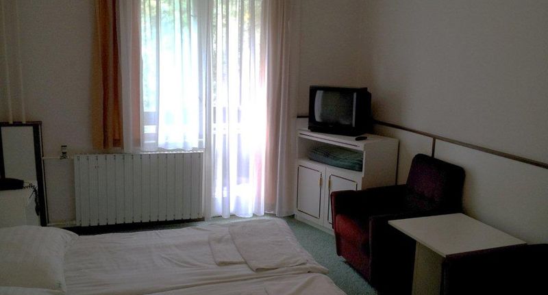 Classic V křídle Retro Pokoj pro 4 os. - Fenyves Hotel Békéscsaba, foto 1