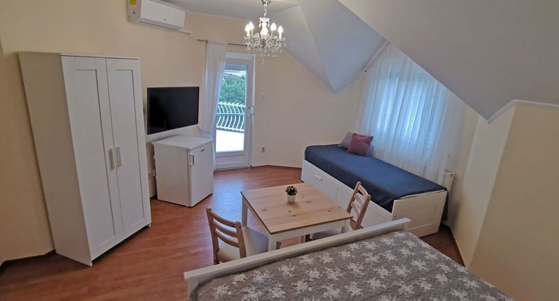 Se společnou kuchyňkou Pokoj s manželskou postelí s výhledem do dvora (s možností přistýlky) - Magic Holiday Vendégház Hajdúszoboszló, foto 1