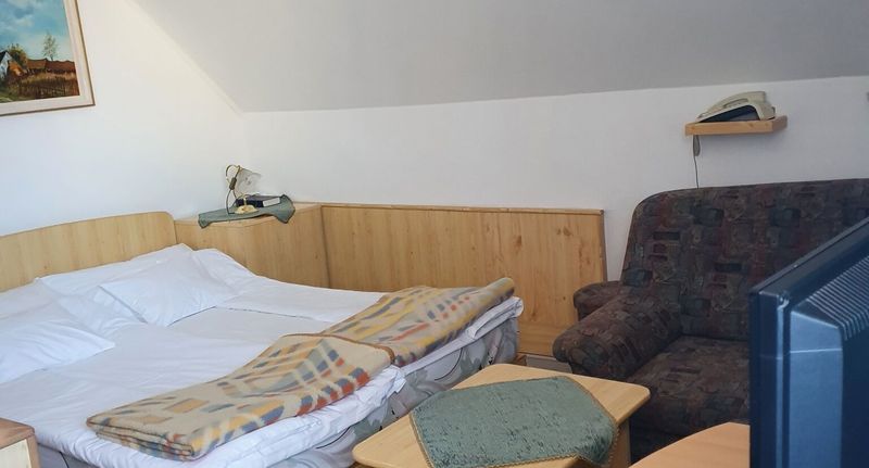 Studio Pokoj s manželskou postelí na poschodí (s možností přistýlky) - Gála Panzió Simontornya, foto 1