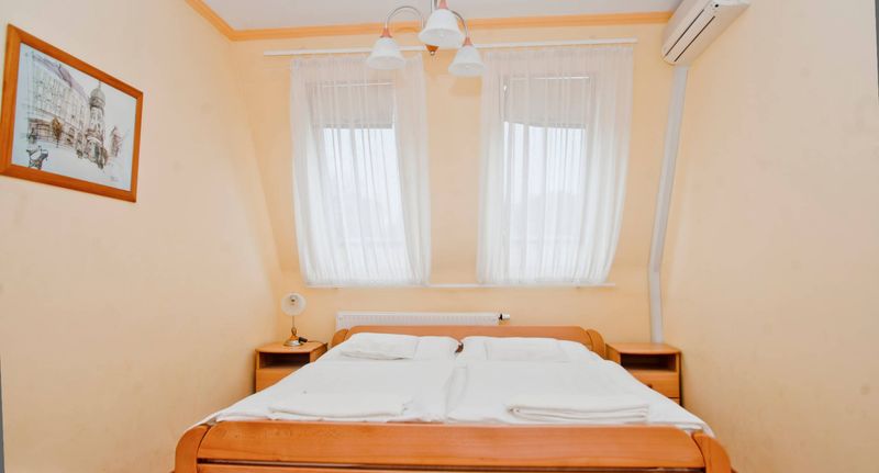 Pokoj pro 4 os. s výhledem do dvora na poschodí - Belvárosi Panzió Debrecen, foto 1