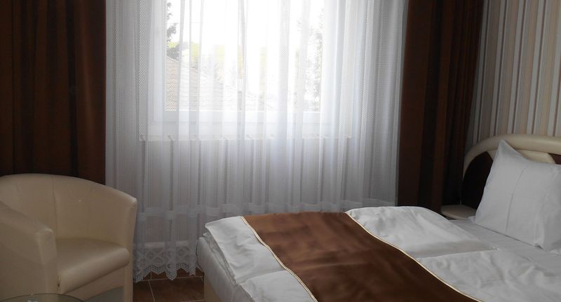 Pokoj pro 2 os. na poschodí - Holdfény Hotel Étterem Forró, foto 1