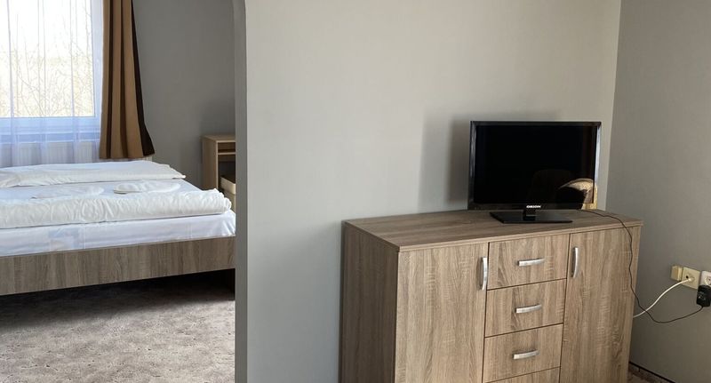 Apartman s koupelnou pro 4 os. se 2 ložnicemi na poschodí - Holdfény Hotel Étterem Forró, foto 1