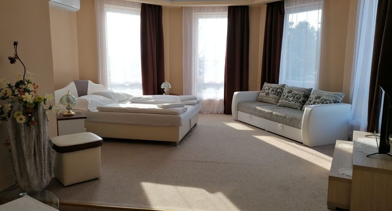 Suita s manželskou postelí s 1 ložnicí na poschodí - Holdfény Hotel Étterem Forró, foto 1
