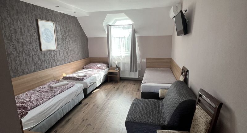 Pokoj pro 3 os. s výhledem na město v podkroví (s možností přistýlky) - Centrál Panzió Érd, foto 1