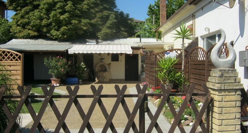 Apartman s privátní koupelnou mimo apartmán pro 5 os. se 2 ložnicemi s výhledem do zahrady - Kiti Apartman Balatonboglár, foto 1