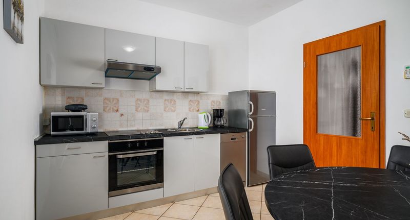 A1 Apartman pro 4 os. se 2 ložnicemi s výhledem na moře (s možností přistýlky) - Apartmani Lara Labin, foto 1