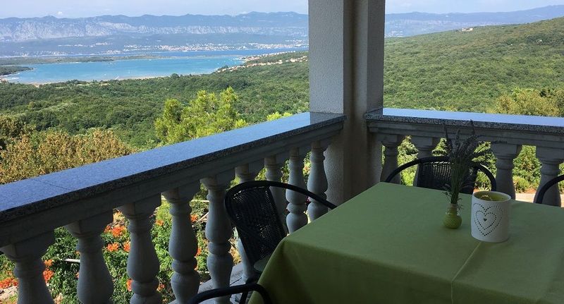 "B" Apartman pro 5 os. se 2 ložnicemi s výhledem na moře - Apartments Wagner Dobrinj, foto 1