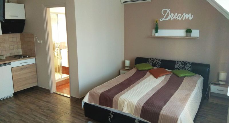 Apartman s balkónem s manželskou postelí s 1 ložnicí na poschodí - Álom Apartman Hajdúszoboszló, foto 5