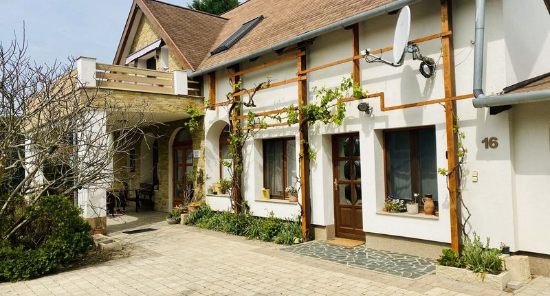 Rodinný Apartman pro 5 os. se 2 ložnicemi na přízemí (s možností přistýlky) - Dorka Vendégház Kehidakustány, foto 1