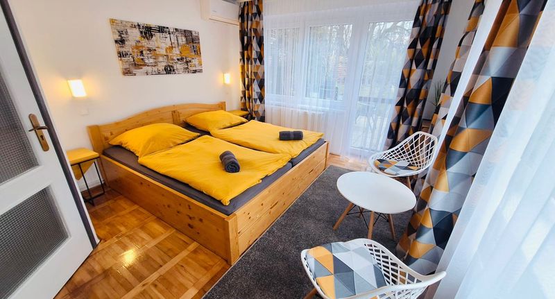 Pokoj s privátní koupelnou mimo apartmán pro 9 os. s výhledem do zahrady (s možností přistýlky) - Iskolakert Apartman Sárospatak, foto 1