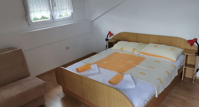 44 Pokoj s manželskou postelí s výhledem na moře (s možností přistýlky) - Apartmani Zdenko Njivice, foto 1