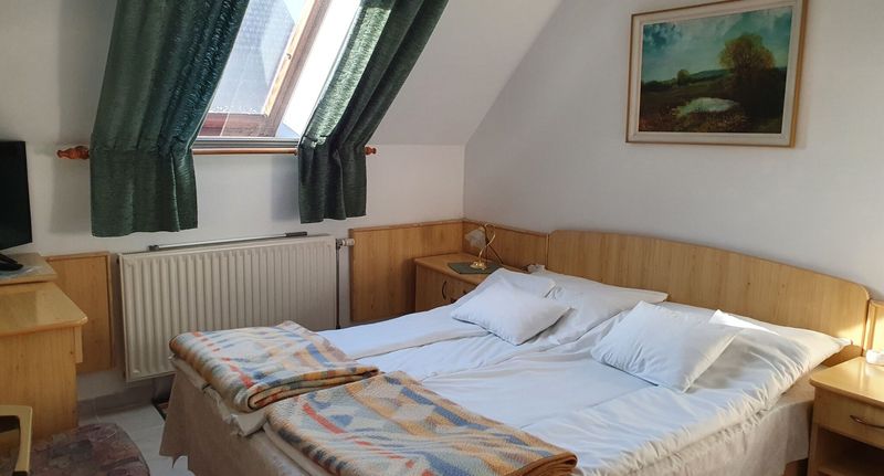 Apartman pro 3 os. se 2 ložnicemi na poschodí (s možností přistýlky) - Gála Panzió Simontornya, foto 1