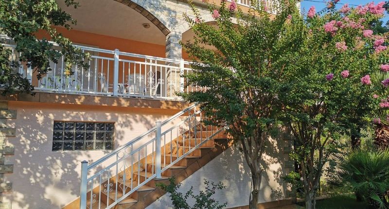 Apartman s terasou pro 4 os. se 2 ložnicemi s výhledem do dvora - Apartmani Zdenko Njivice, foto 1