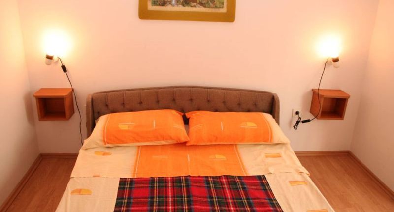 22 Pokoj s manželskou postelí na poschodí - Apartmani Zdenko Njivice, foto 1