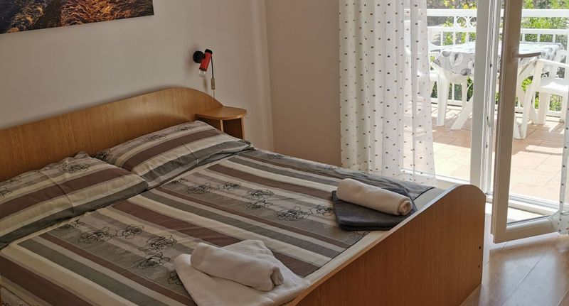 34 Pokoj s manželskou postelí na poschodí - Apartmani Zdenko Njivice, foto 1