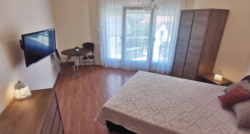 Pokoj s balkónem s manželskou postelí na poschodí (s možností přistýlky) - Magic Holiday Vendégház Hajdúszoboszló, foto 1
