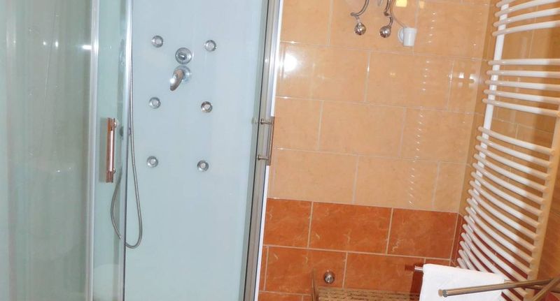 Pokoj se společnou koupelnou s klimatizací pro 5 os. - Kápolnás Vendégház Báta, foto 1