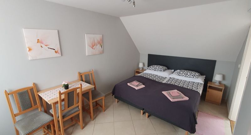 Apartman pro 2 os. s 1 ložnicí s výhledem do zahrady na poschodí (s možností přistýlky) - Pihenés Háza Relax Apartman Gyenesdiás, foto 1