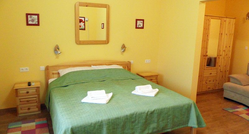 Deluxe Apartman s privátní koupelnou mimo apartmán pro 6 os. s 1 ložnicí - Eszter Wellness Apartman Békéscsaba, foto 1