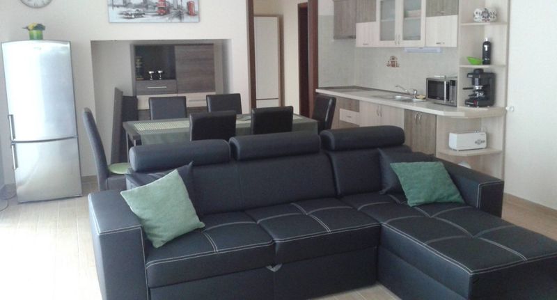 Deluxe Suita s balkónem pro 6 os. se 3 ložnicemi - Korona Apartmanház Cserkeszőlő, foto 1