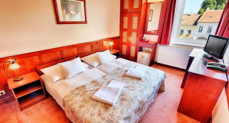 Standard Pokoj pro 2 os. na poschodí - Hotel Írottkő Kőszeg, foto 1