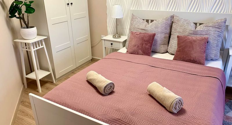 Pokoj s koupelnou s manželskou postelí v podkroví - Székely Vendég- és Apartmanház Siófok, foto 1
