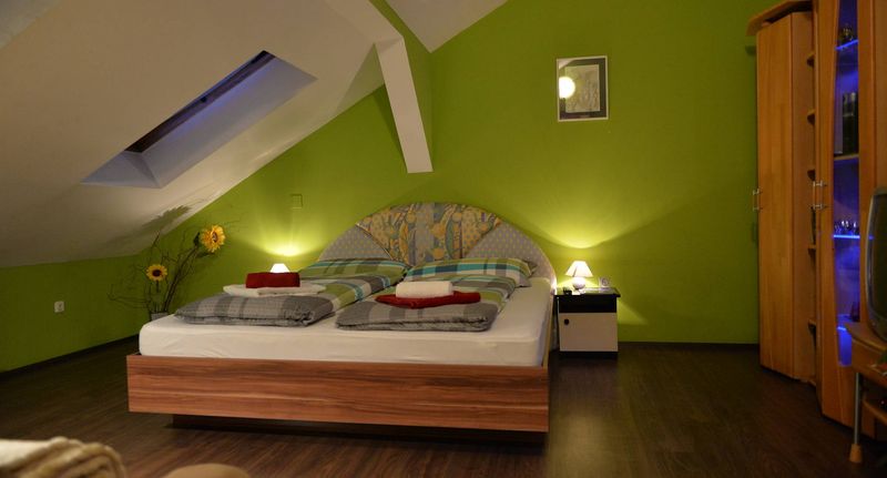 "B" Chata (jako celek) pro 6 os. v podkroví - Sopron Eszter Apartman, foto 1