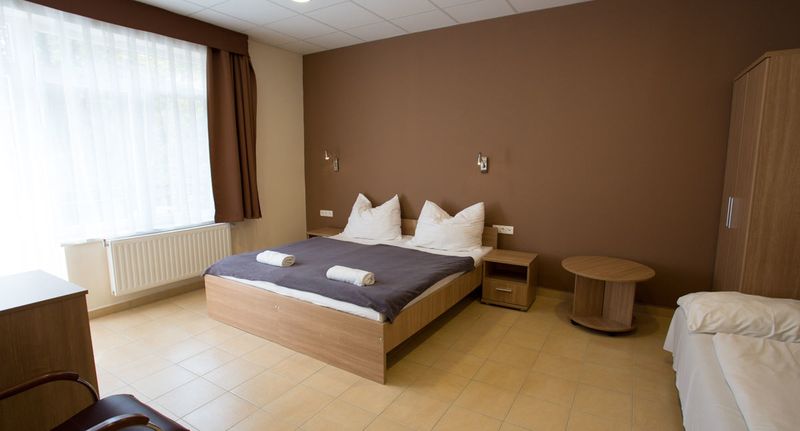 Pokoj s klimatizací pro 5 os. s výhledem do dvora - BF Hotel Balatonföldvár, foto 1