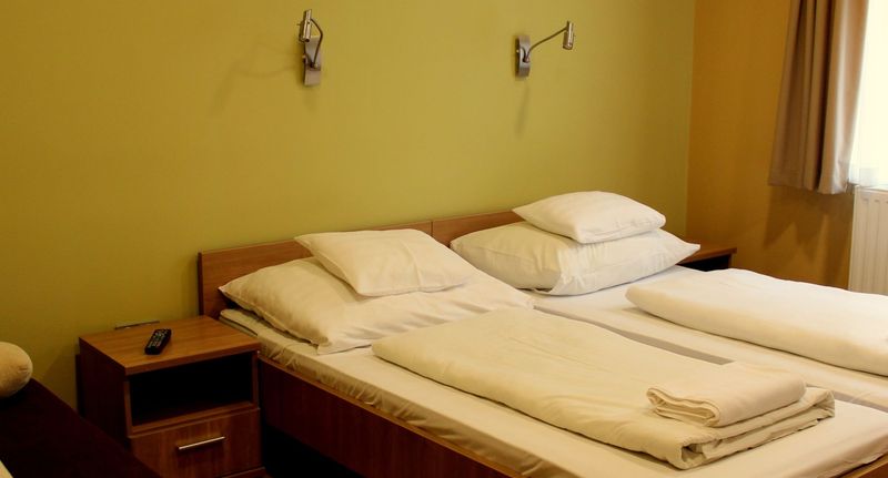 Standard Pokoj pro 2 os. s výhledem do dvora (s možností přistýlky) - BF Hotel Balatonföldvár, foto 1