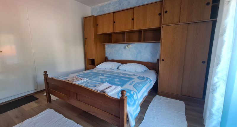 Pokoj s klimatizací s manželskou postelí s výhledem do zahrady - Vila Rab, foto 1