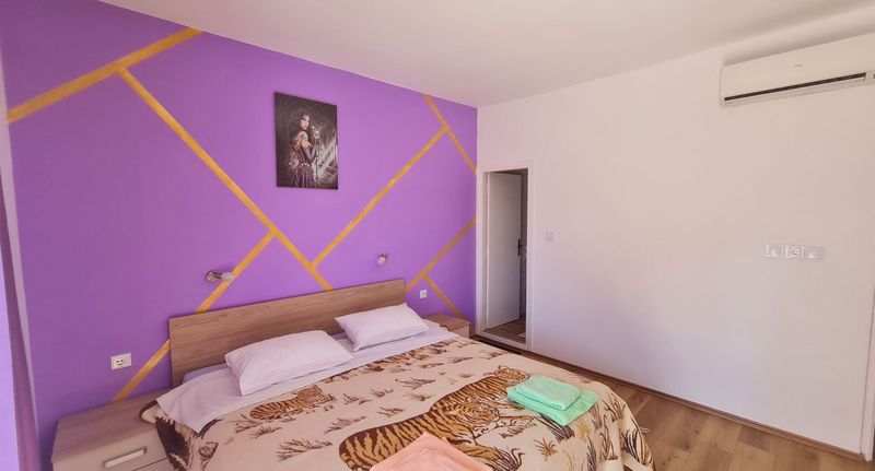 Pokoj s manželskou postelí s částečným výhledem na moře na poschodí - Vila Rab, foto 1