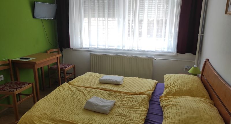 Pokoj s manželskou postelí s výhledem do dvora na poschodí - Turi Vendégház Sarród, foto 1