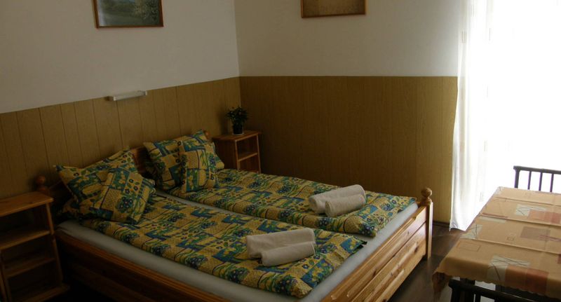 Komfort Pokoj s manželskou postelí na poschodí - Marika Vendégház Szeged, foto 1