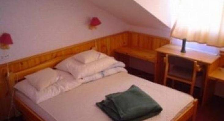Pokoj s manželskou postelí na poschodí - Napfürdő Vendégház Mezőkövesd, foto 1