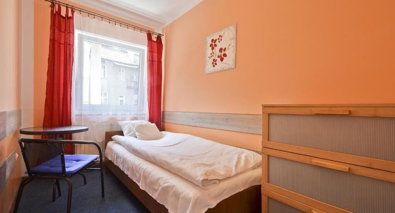 Pokoj se společnou koupelnou pro 1 os. s výhledem do dvora - Hostel Red Carpet Kraków, foto 1