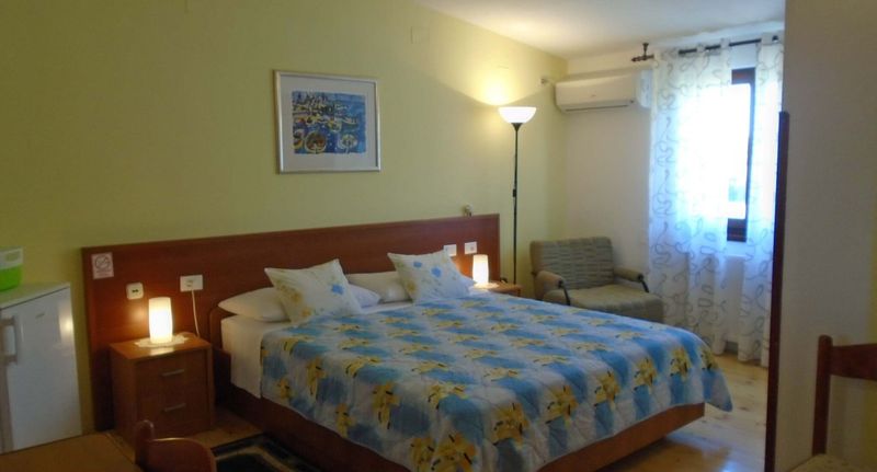 Pokoj s klimatizací s vlastní kuchyňkou s manželskou postelí - Rooms Matea Pula, foto 1