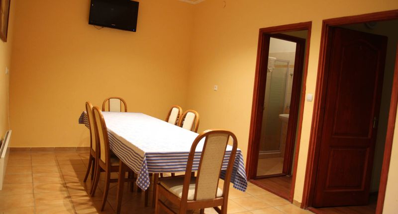 Se společnou kuchyňkou Standard Apartman pro 10 os. se 3 ložnicemi - Nyárfás Vendégház Szeged, foto 1