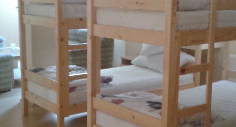 Pokoj s koupelnou se sprchou pro 8 os. - Zsidó Hitközség Hostel Debrecen, foto 1