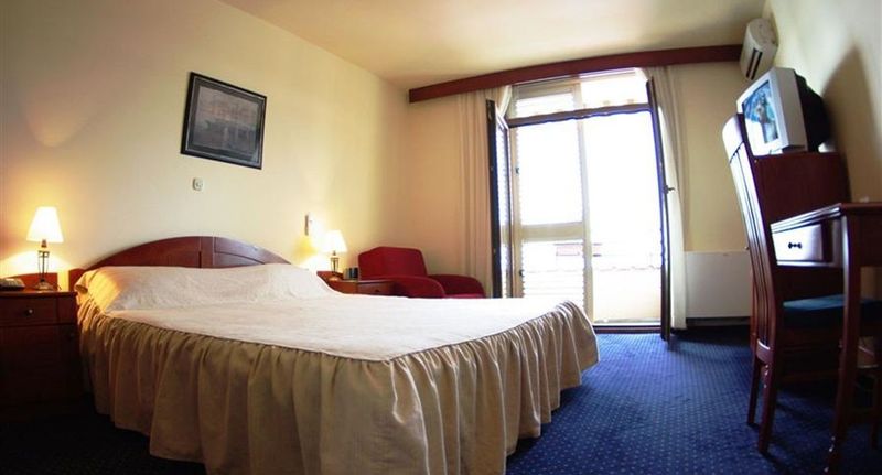 Pokoj s manželskou postelí s výhledem na moře na poschodí (s možností přistýlky) - Hotel Miramare Njivice, foto 1