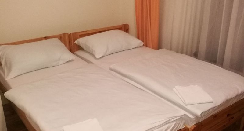 Na patře, s oddělenými lůžky, se sprchou Pokoj pro 2 os. - Mátyás Szállás Panzió Szombathely, foto 1