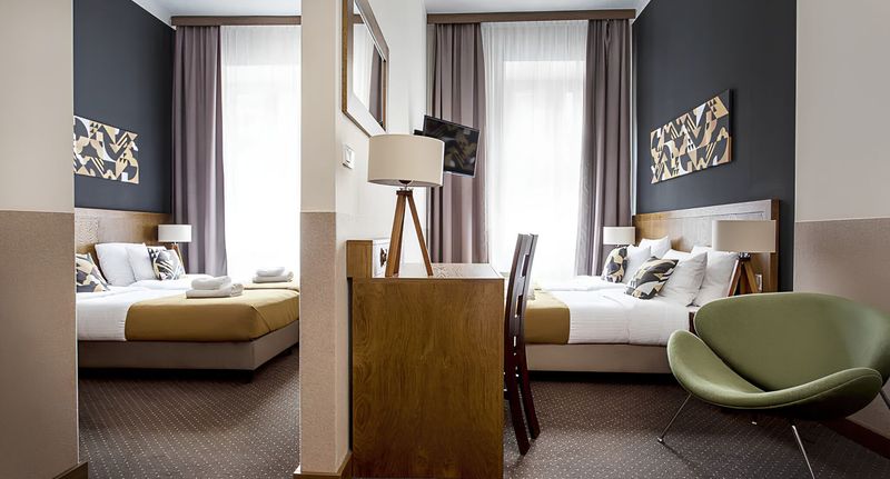 Pokoj pro 4 os. s výhledem na město na poschodí - Zulian Aparthotel by Artery Hotels Kraków, foto 1