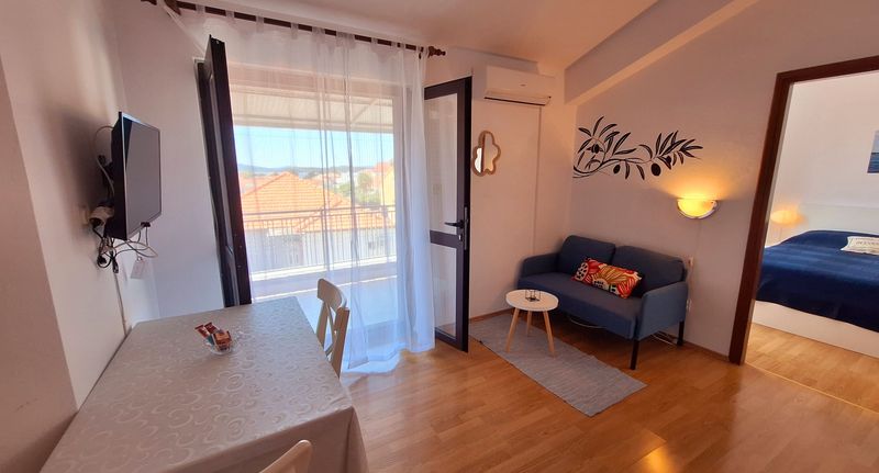 Apartman s klimatizací s terasou s manželskou postelí s 1 ložnicí A-7604-b - Apartments With Parking Space Vodice - 7604, foto 1