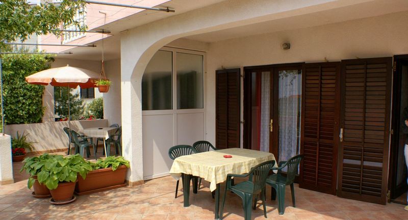 Apartman s klimatizací s terasou pro 6 os. se 2 ložnicemi A-523-b - Apartments By The Sea Mandre, Pag - 523 Mandre, foto 1