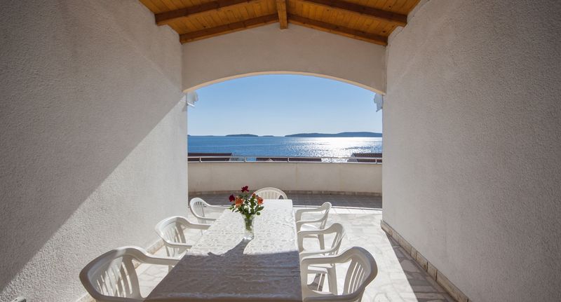 Apartman s klimatizací s terasou pro 8 os. se 4 ložnicemi A-5736-b - Apartments By The Sea Brodarica, Šibenik - 5736 Brodarica, foto 1