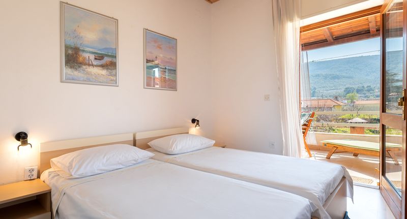 Apartman s klimatizací s terasou pro 4 os. se 2 ložnicemi A-11319-a - Apartments By The Sea Jelsa, Hvar - 11319 Jelsa, foto 1