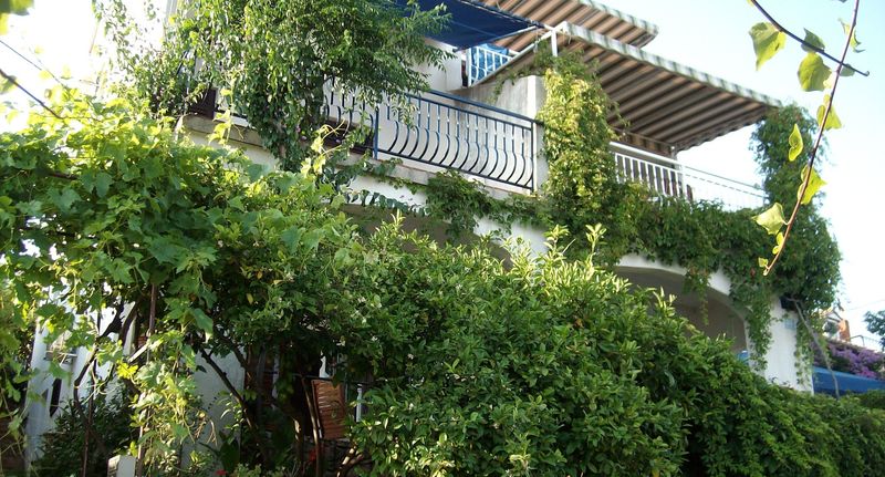 Apartman s klimatizací s terasou pro 4 os. se 2 ložnicemi A-2037-a - Apartments By The Sea Seget Vranjica, Trogir - 2037 Seget Vranjica, foto 1