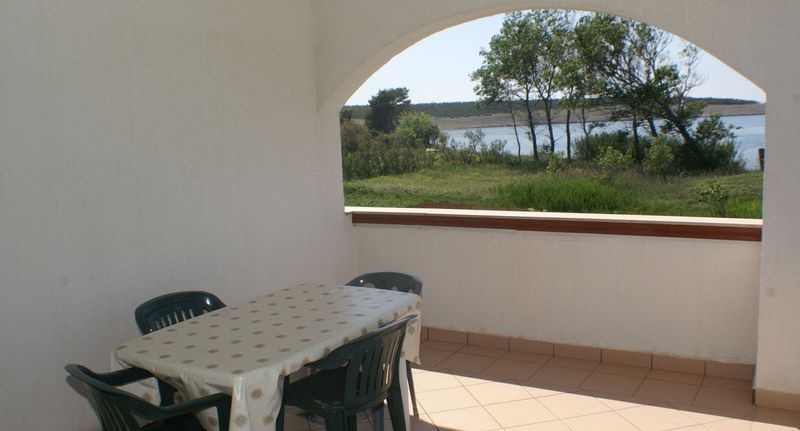 Apartman s klimatizací s terasou pro 4 os. se 2 ložnicemi A-230-c - Family Friendly Seaside Apartments Povljana Pag - 230, foto 1