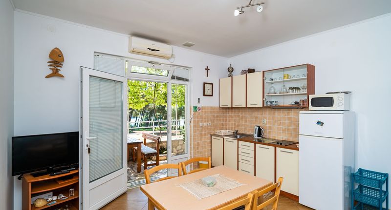 Apartman s klimatizací s terasou pro 4 os. s 1 ložnicí A-10233-b - Apartments By The Sea Žuljana, Pelješac - 10233 Žuljana, foto 1